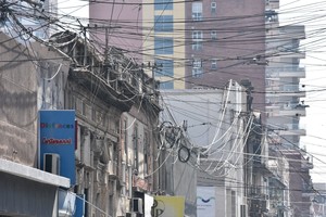 Un enjambre de cables aéreos en el microcentro. Crédito: Guillermo Di Salvatore