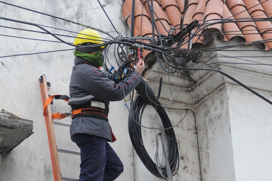 Un operario trabaja en una instalación del servicio de internet. Crédito: Guillermo Di Salvatore