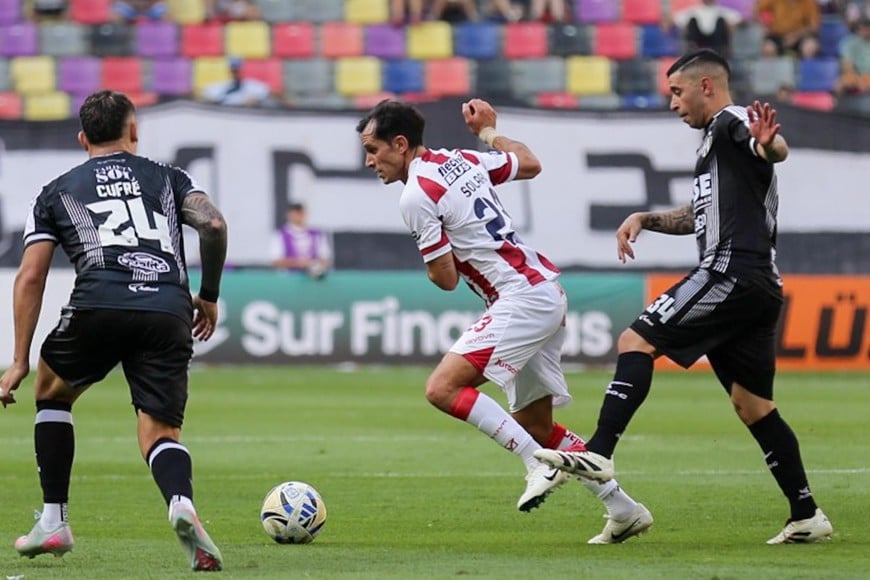 Augusto Solari en acción en el partido ante Central Córdoba en Santiago del Estero, cuando fue titular. El martes entró en el segundo tiempo y se desgarró.