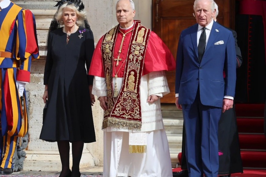 Como es costumbre, los monarcas vistieron de "oscuro" para encontrarse con el Santo Padre.