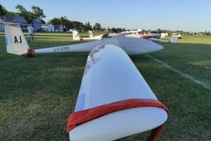 Preparación de los planeadores antes del vuelo.