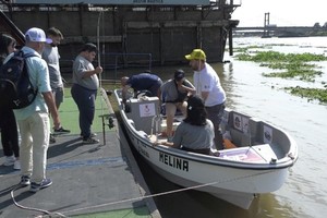 La embarcación adaptada permite que personas con movilidad reducida vivan la experiencia de la pesca.