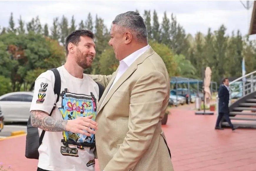 Lionel Messi, detrás de Leones FC, y Claudio "Chiqui" Tapia, presidente de la AFA.