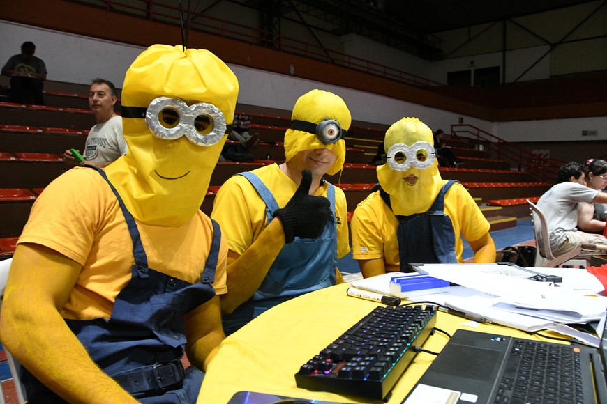 Los "minions" vinieron a Santa Fe a resolver problemas de programación. ¿Se les entenderá algo? Foto: Manuel Fabatía