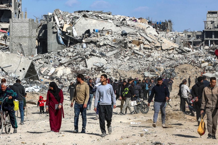 La persistencia de la vida en Gaza, bajo bombardeo constante durante dos años, no significa la recuperación de la vida con sentido sino la supervivencia brutal, una condición compartida, aunque en forma asimétrica, con la persona que es rehén. Ambos, lamentablemente, son sujetos de una violencia que los reduce a su mínima expresión biológica.