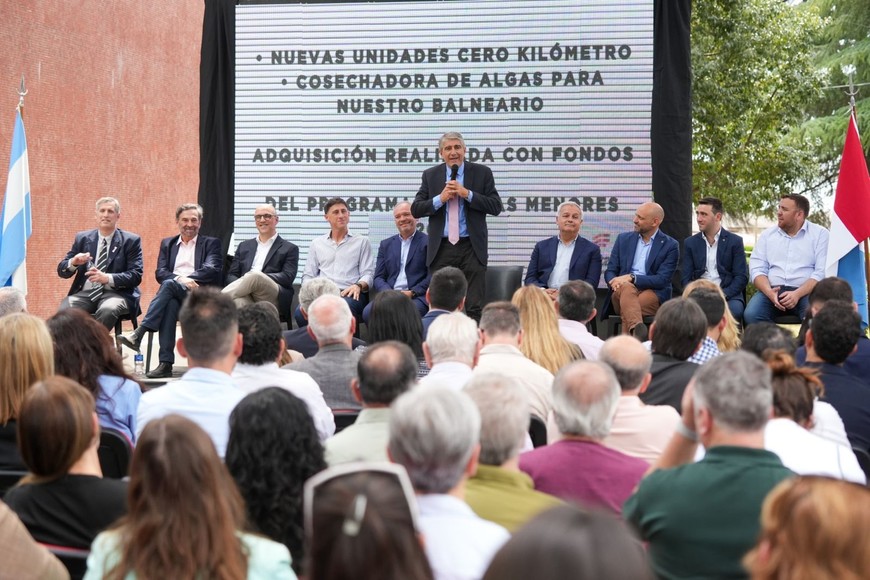 Los ministros Bastia, Puccini y Olivares hicieron entrega formal de la escritura del predio ferroviario.