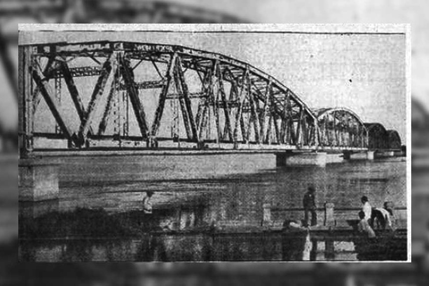 El viejo puente ferroviario en plena inundación de 1940. El Orden / Hemeroteca Provincial