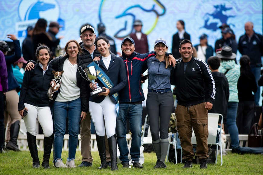 La copa en manos de Victoria, junto a familiares y entrenadores en el momento de la celebración.