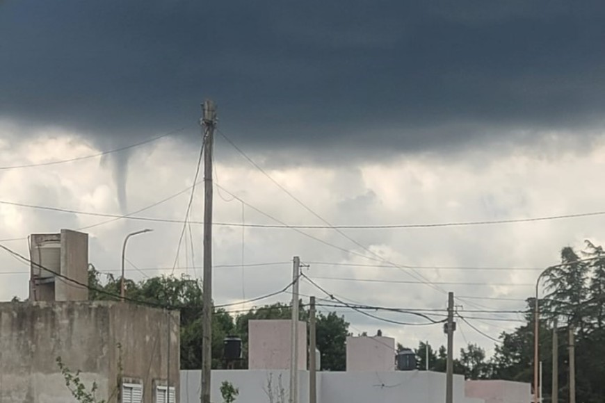 Nube de embudo captada por vecinos de Villa Cañás. Foto: Vicente Pasquini