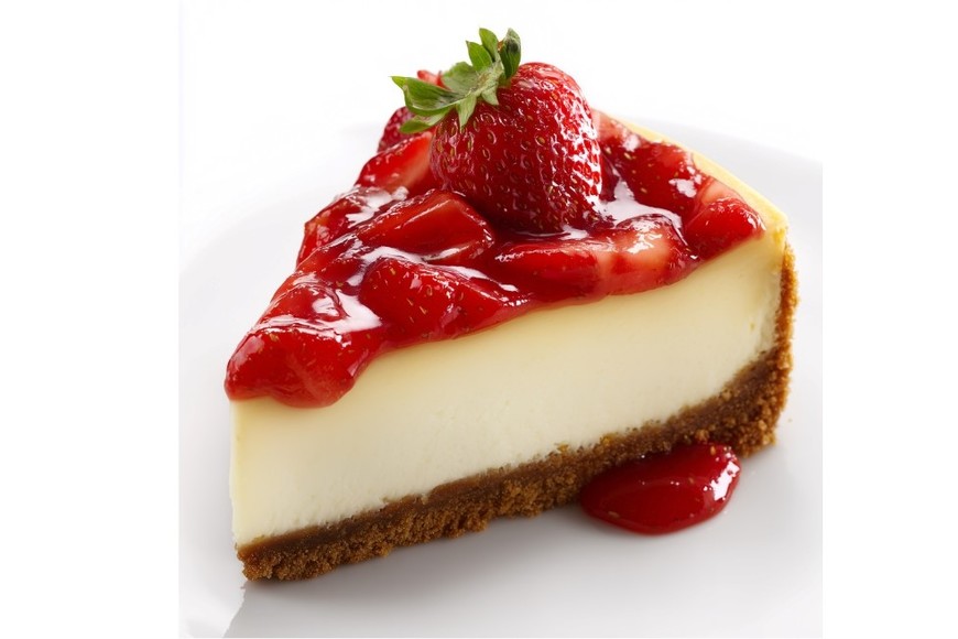 Una base de galletitas, un relleno sedoso de queso crema y crema, y una cobertura de frutos rojos