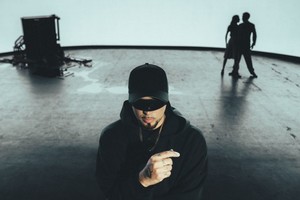 Dante Spinetta presenta “Pensando en ella”: El video oficial, producido por Mamá Húngara y dirigido por Hernán Corera y Lucas Brañas, muestra a una pareja que encarna el espíritu del tango en clave moderna.