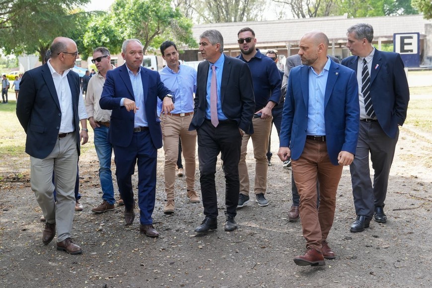 Autoridades provinciales y municipales presentes en el acto.