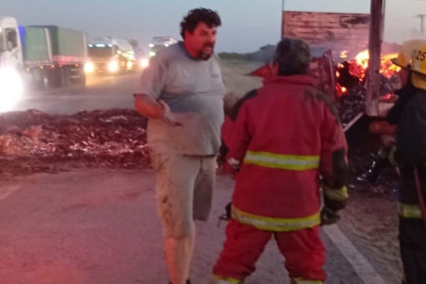 Ardua labor de bomberos y personal de emergencias. Foto: Gentileza