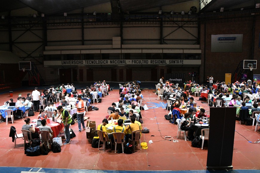 Divididos en equipos de tres, en el gimnasio cubierto de la UTN había 240 chicos y chicas. Foto: Manuel Fabatía