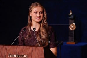 La princesa Leonor de Borbon durante la entrega de premios, este viernes en Oviedo, España.