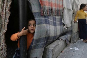 Pequeños palestinos en un campo de refugiados en Franja de Gaza. Detrás de las condiciones infrahumanas padecidas tanto por los rehenes israelíes como por los civiles gazatíes inocentes, se encuentra en todo su "esplendor" el cinismo biopolítico y la vanidad de quienes ahora surgen, según los medios de comunicación, como los "abanderados de la paz".