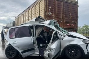 Una persona murió tras un choque entre un automóvil y un camión.