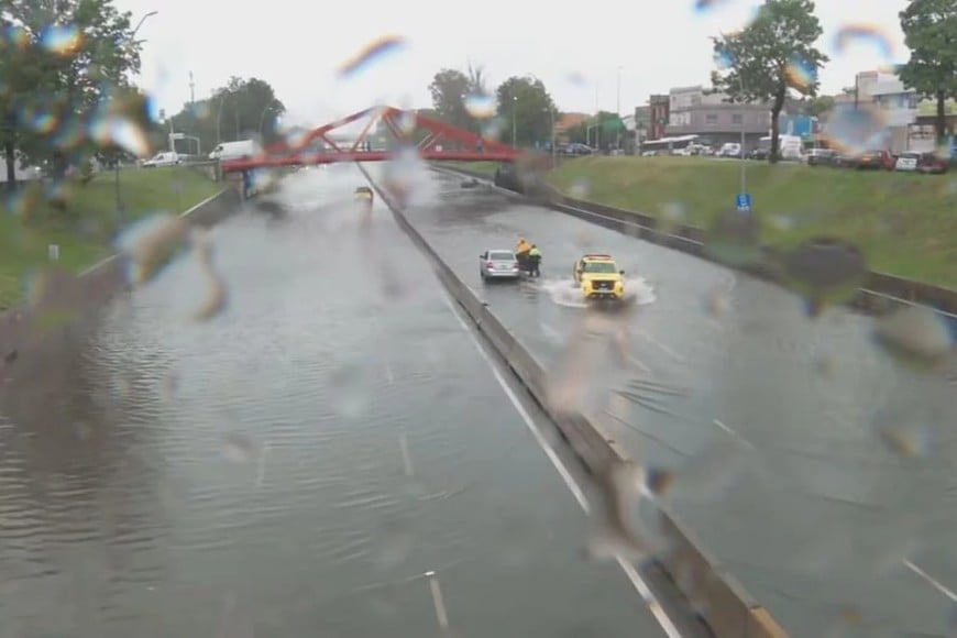 Autos varados por las intensas lluvias.