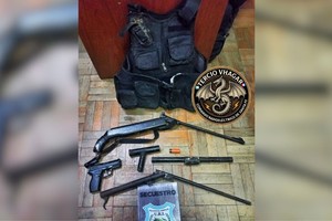 Las armas y el chaleco incautados durante el procedimiento. Foto: El Litoral