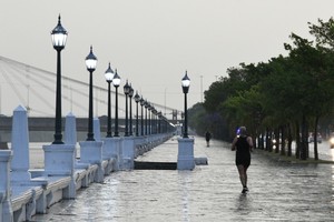 Cielos grises y calles húmedas marcaron el inicio del sábado en Santa Fe.  Crédito: Manuel Fabatía.