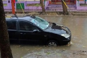 Calles anegadas tras el fuerte temporal en el AMBA.