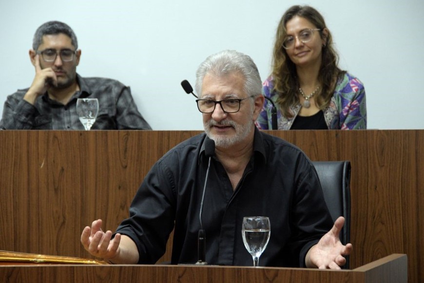 Día del Jazz Santafesino: Pedro Casís, uno de los autores de la iniciativa, dirigió unas palabras; detrás suyo, Luciano Lazzarini, compañero en la iniciativa.