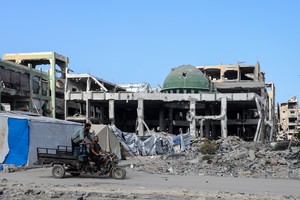 (251024) -- GAZA, 24 octubre, 2025 (Xinhua) -- Palestinos son vistos en una calle de edificios destruidos, en Jabalia, en el norte de la Franja de Gaza, el 24 de octubre de 2025. La Organización de las Naciones Unidas calcula que aproximadamente el 92 por ciento de todos los edificios habitacionales en Gaza, cerca de 436.000 viviendas, han sido dañados o destruidos desde que comenzó el conflicto. (Xinhua/Rizek Abdeljawad) (oa) (ra) (ce)