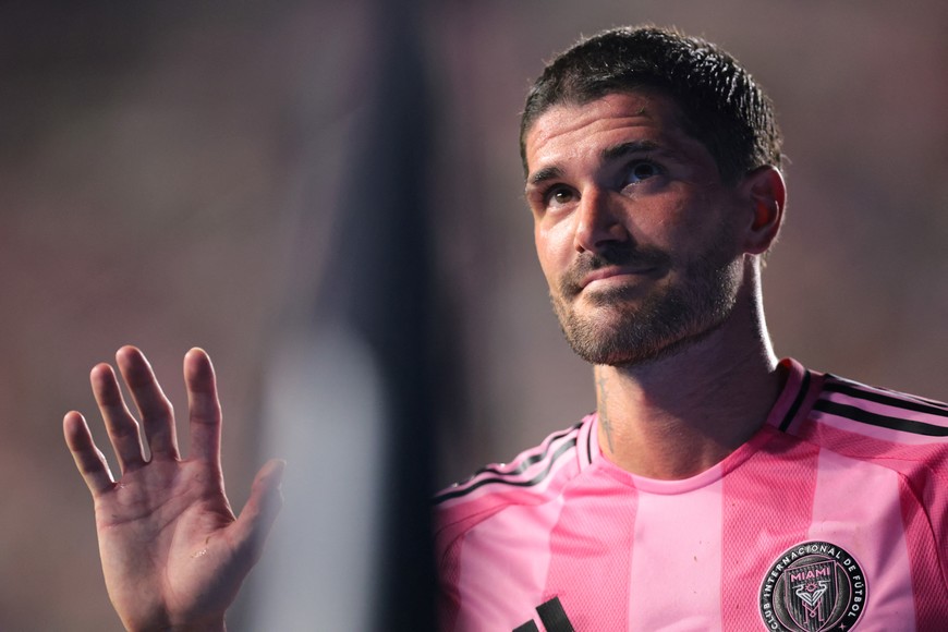 Aug 6, 2025; Fort Lauderdale, FL, USA; Inter Miami CF midfielder Rodrigo De Paul (7) waves toward the fans against Pumas UNAM during the second half of a Leagues Cup group stage match at Chase Stadium. Mandatory Credit: Sam Navarro-Imagn Images