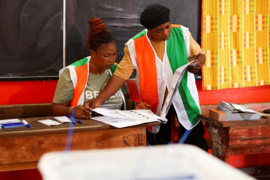 Trabajadores marfileños durante las elecciones. Crédito: Francis Kokoroko / Reuters