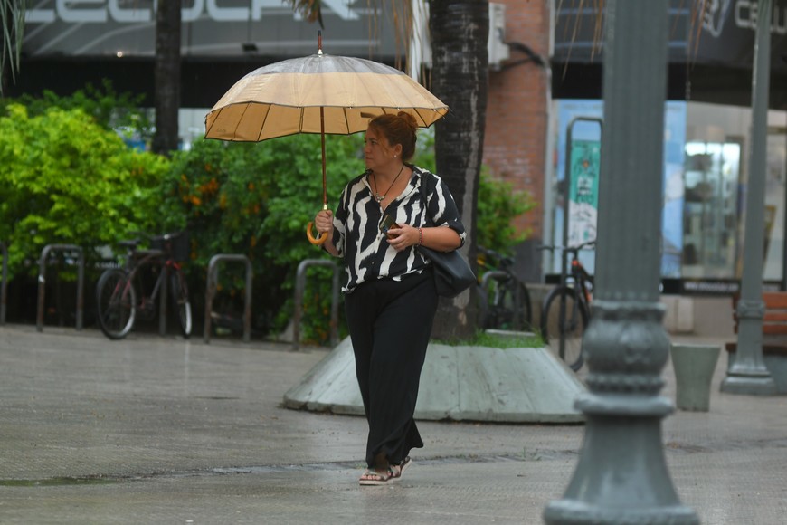 Vecinos con paraguas transitaron las primeras horas de una jornada inestable. Crédito: Manuel Fabatía.