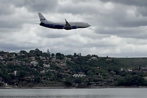 Vecinos de Villa Carlos Paz difundieron imagenes de la nave de gran porte a paso rasante.