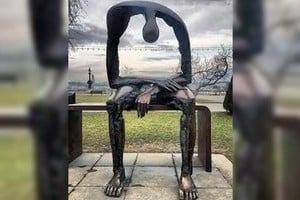 El hombre ante la necesidad de buscar a Dios en un período de crisis y confusión. Muchas veces se invoca la luz divina para enfrentar la oscuridad y la desesperanza, no decaer y no aflojar en el esfuerzo cotidiano.