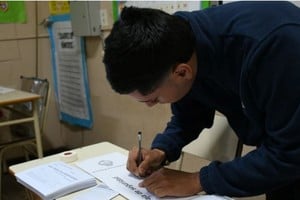 Autoridades de mesa en la Escuela Normal durante la apertura de la jornada electoral. Foto: Flavio Raina