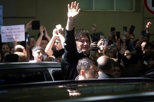(251026) -- BUENOS AIRES, 26 octubre, 2025 (Xinhua) -- El presidente argentino, Javier Milei, saluda después de emitir su voto durante las elecciones legislativas de medio término en la Universidad Tecnológica Nacional, en la ciudad de Buenos Aires, capital de Argentina, el 26 de octubre de 2025. Los centros de votación para las elecciones legislativas de medio término en Argentina se abrieron el domingo a las 08:00 hora local (11:00 GMT) para elegir a 127 diputados nacionales y 24 senadores nacionales. (Xinhua/Martín Zabala) (mz) (oa) (da)