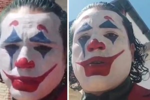 El individuo llegó acompañado por otra persona que registraba el hecho con un teléfono celular.