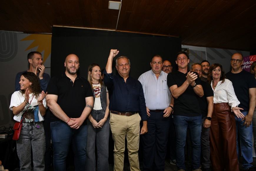 Pablo Farías, diputado electo, en el festejo en el búnker santafesino de Provincias Unidas, junto al intendente Juan Pablo Poletti y el senador Paco Garibaldi. Manuel Fabatía