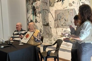 Homenaje. El escritor Carlos Catania fue distinguido por sus pares. Aquí, dialogando con Carlos Roberto Morán.