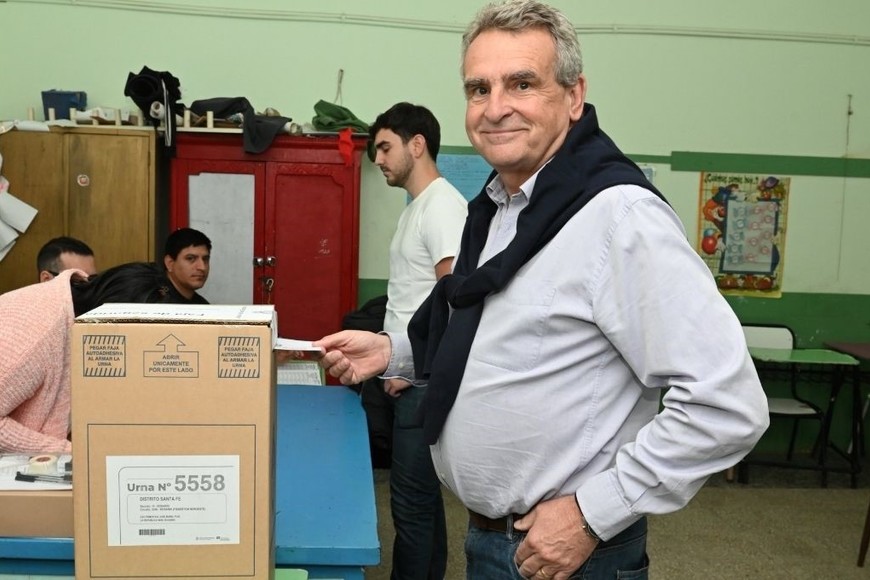 El candidato Agustín Rossi ejerció su derecho al voto. Foto: Gentileza