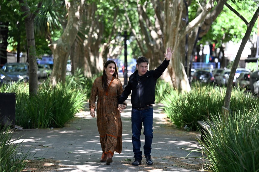 Buenos Aires Province Governor Axel Kicillof walks with his wife Soledad Quereilhac on the day of the key midterm election, which is seen as crucial for the administration after U.S. President Donald Trump warned that future support for Argentina would depend on Argentine President Javier Milei's party performing well in the vote, in La Plata, Buenos Aires, Argentina, October 26, 2025. REUTERS/Martin Cossarini