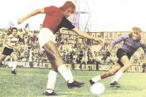 El momento en el que Daniel Olivares remata al arco para superar el esfuerzo de Gatti y los defensores de Unión que intentaron desviar el remate. Iban apenas 6 minutos del clásico de hace 50 años.