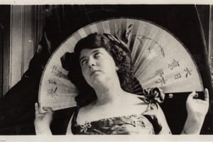 La autora uruguaya Delmira Agustini redefine el modernismo con "Los cálices vacíos", donde fusiona erotismo y subjetividad en una poética que desafía los límites de su tiempo.