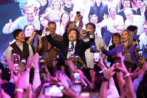 El índice de confianza anticipó en la imagen de Milei la ola que pintó la Argentina de violeta en las elecciones legislativas. Crédito: Xinhua.