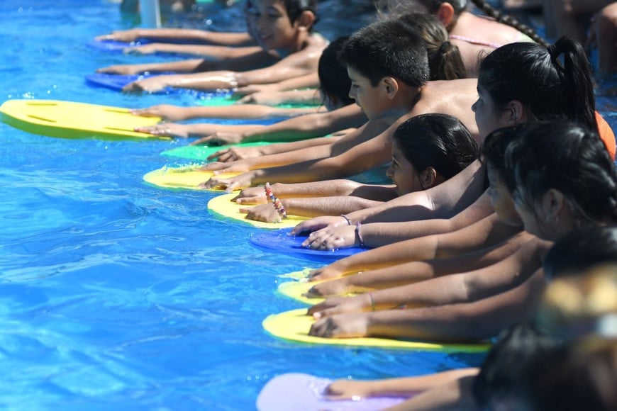Niños disfrutan de las actividades de las colonias de vacaciones.