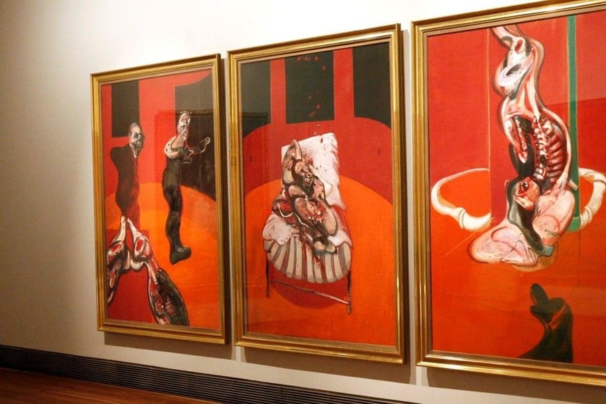 Un hombre observa el tríptico "Tres estudios para una Crucifixión ", 1962. Foto: Archivo / EFE