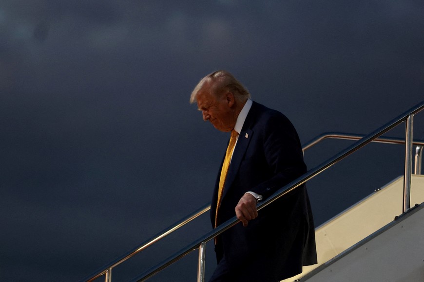 U.S. President Donald Trump disembarks Air Force One at Haneda Airport in Tokyo, Japan, for the second stop on his Asia tour, October 27, 2025. REUTERS/Evelyn Hockstein     TPX IMAGES OF THE DAY