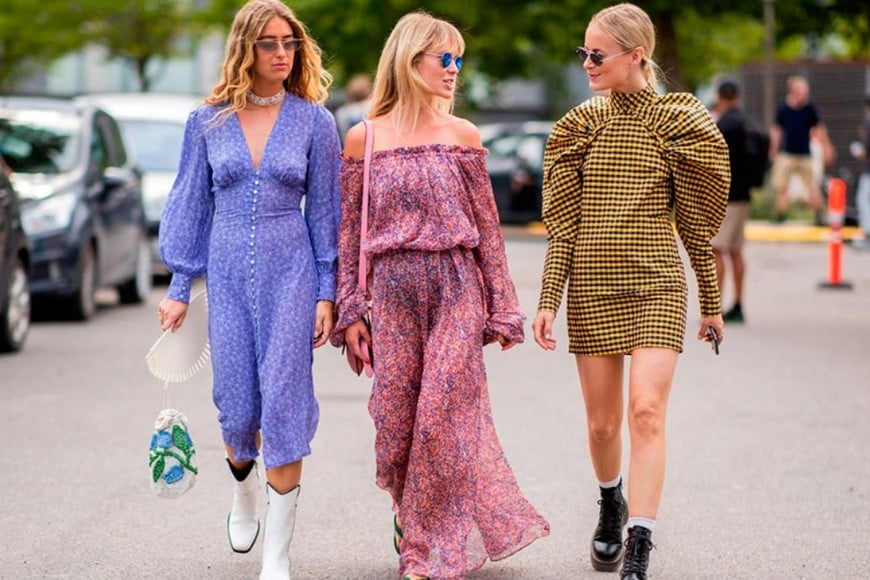 Accesorios discretos completan un estilo minimalista y moderno.