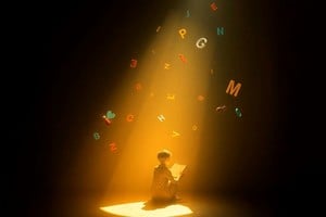 La resiliencia emerge en medio de la oscuridad, donde los recuerdos y la introspección se convierten en grietas por donde se filtra la luz del amor y la verdad: "(...) La salida no estaba afuera. La salida era yo".