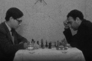 Un veinteañero Saer juega con Maurer al ajedrez. Foto: Cinemateca UNL