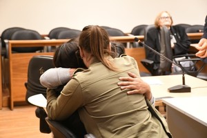 El conmovedor abrazo de la madre de la víctima y su familia al término del debate. Foto: Flavio Raina