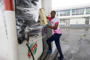 Un trabajador envuelve un surtidor mientras el huracán Melissa se acerca a Jamaica este lunes.